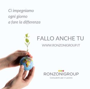 Mani che tengono un globo con una piantina, rappresentando la responsabilità sociale